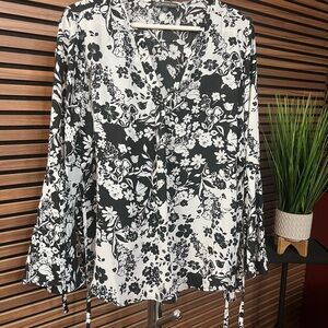Adrianna Papell Black and White Floral Blouse - Bell Sleeve - Size Large